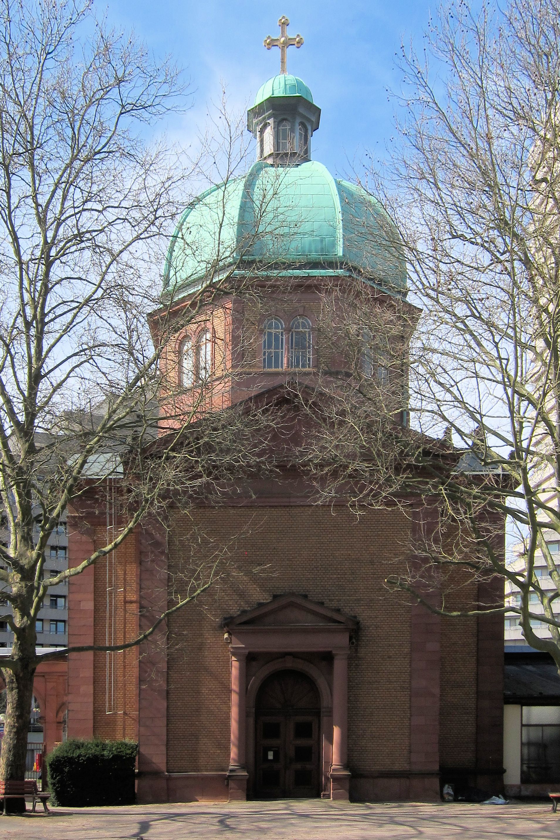 Trauerhalle des Südfriedhofs Frankfurt vom Friedhofsgelände aus