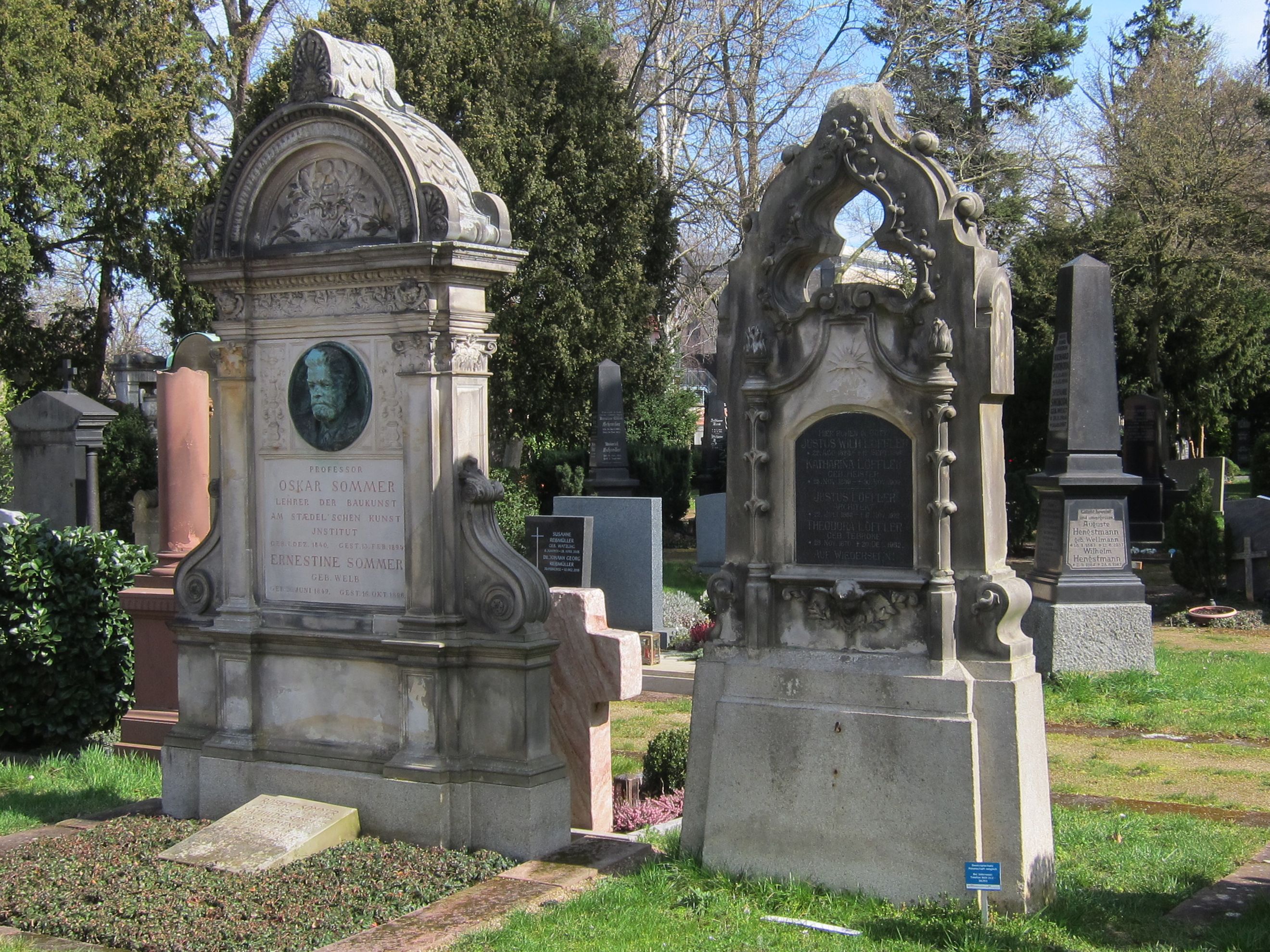 Historische Grabmale unter Bäumen auf dem Südfriedhof Frankfurt
