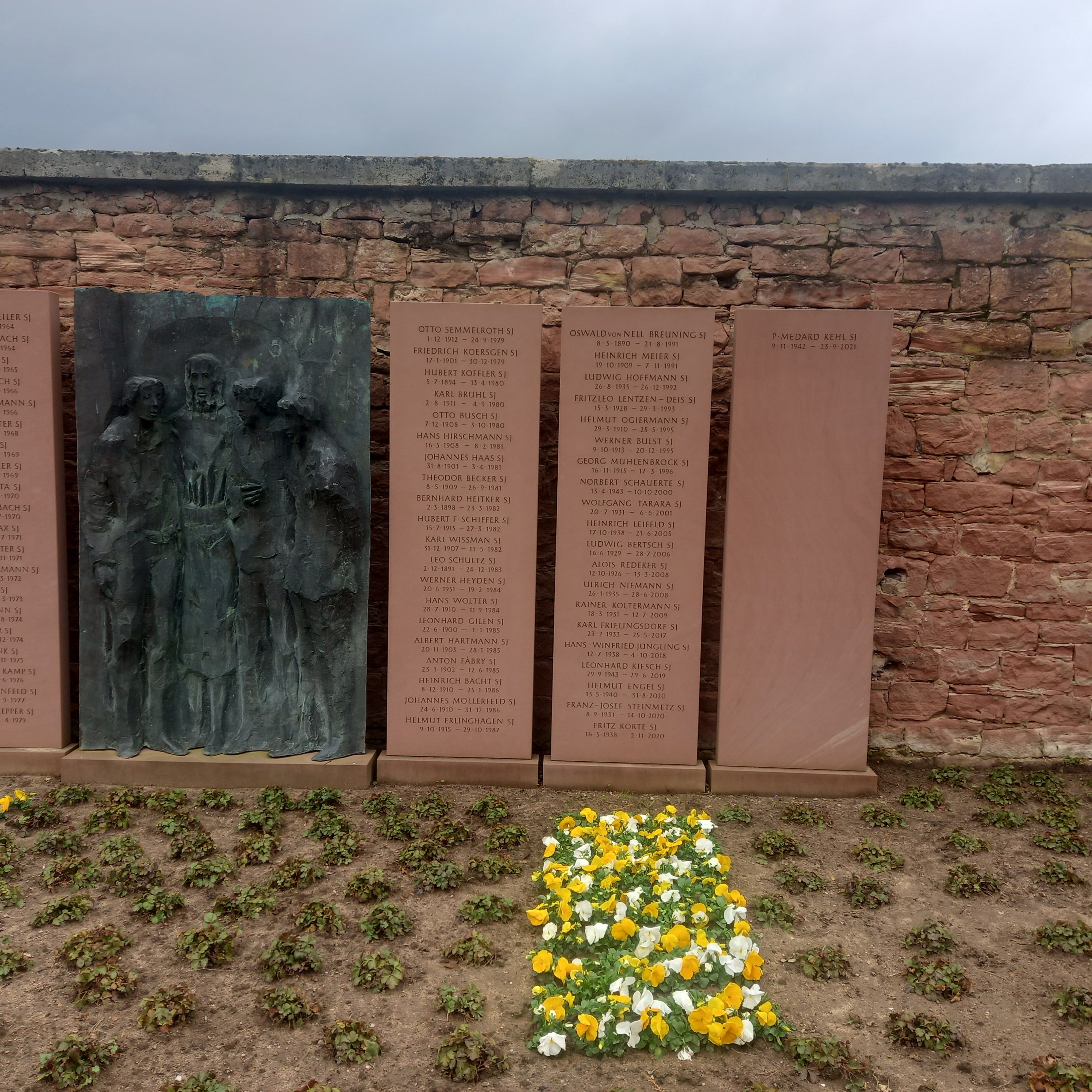 Grablege der Jesuiten mit dem Namensfeld von Oswald von Nell-Breuning auf dem Südfriedhof Frankfurt